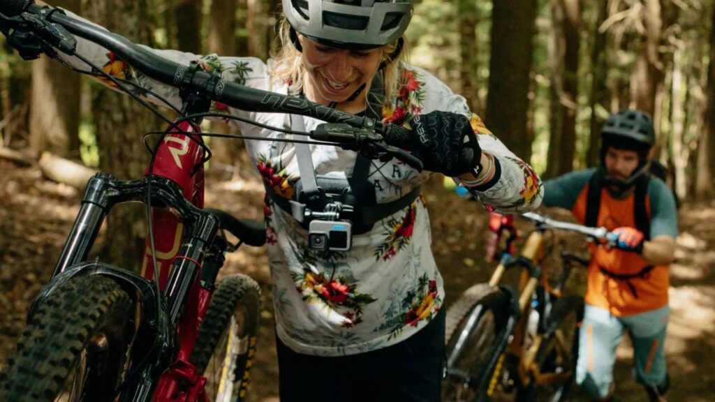 Rowerzysta z kamerą sportową na klatce piersiowej