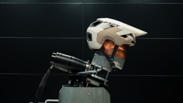Kask MET Revo MIPS w laboratorium