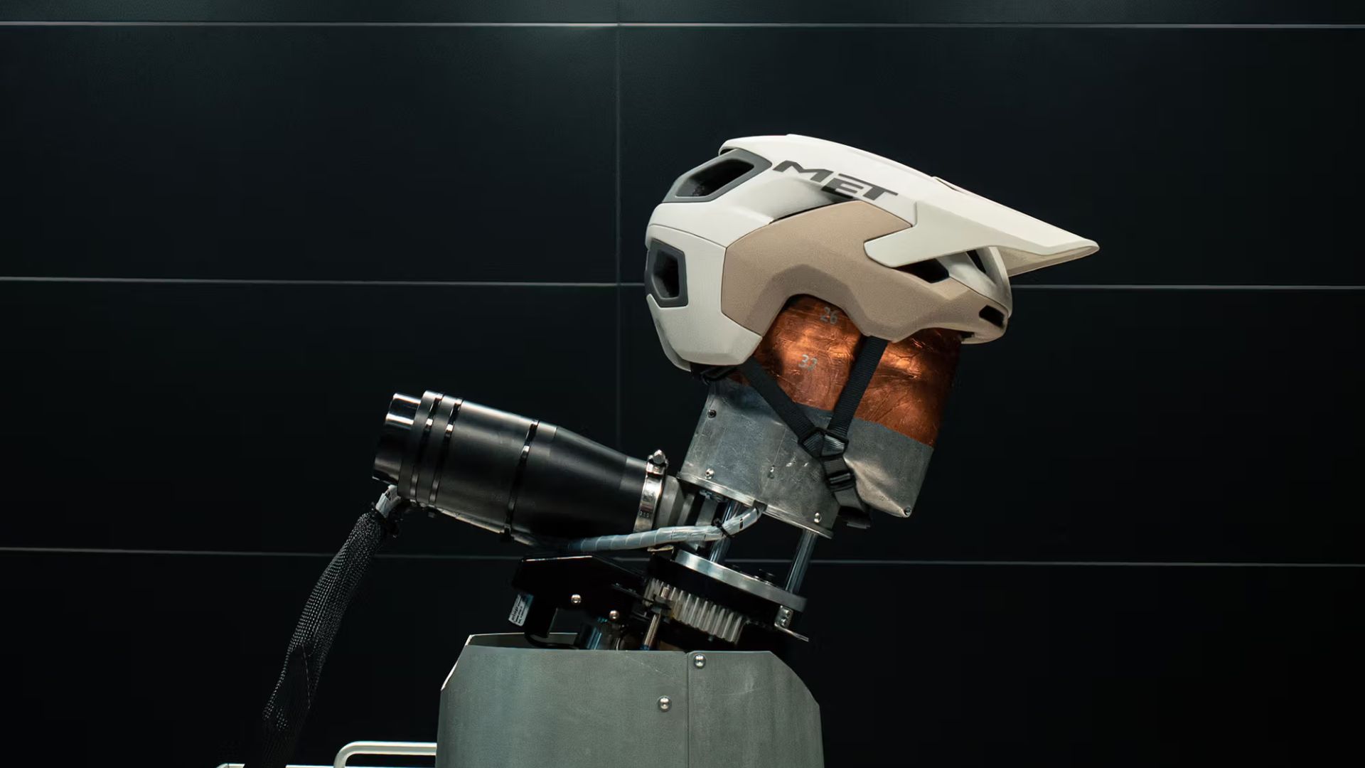 Kask MET Revo MIPS w laboratorium