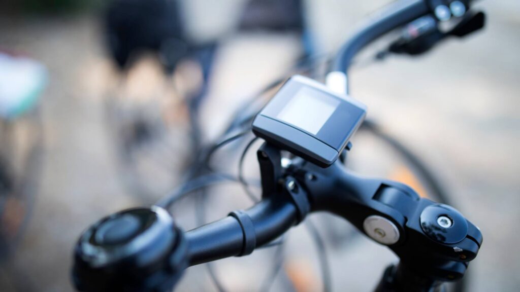 Zbliżenie na kierownicę roweru elektrycznego