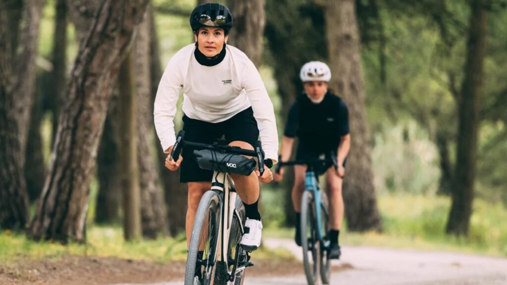 Dwójka rowerzystów na rowerach z wyświetlaczem Kiox 300 i Kiox 500