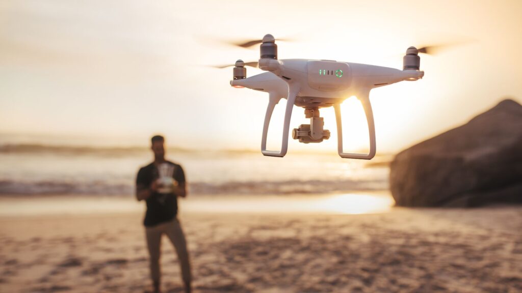 Latanie dronem po plaży